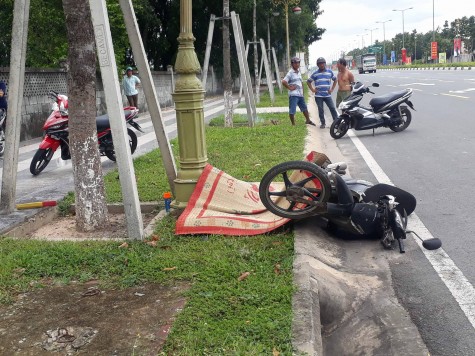 Tông cột đèn, một người tử vong tại chỗ