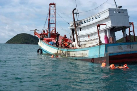 Cứu nạn thành công tàu cá Quảng Ngãi cùng 6 ngư dân bị nạn trên biển