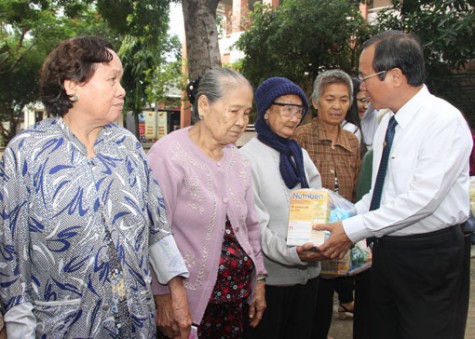 Hội Chữ thập đỏ tỉnh: Tổ chức chương trình khám bệnh, tặng quà cho gia đình chính sách, hộ nghèo tại TX.Bến Cát