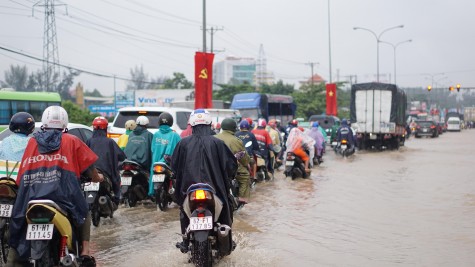 Đại lộ Bình Dương ngập nặng sau cơn mưa lớn