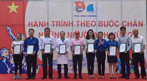 Hành trình “Theo bước chân những người anh hùng”: Thể hiện đạo lý uống nước  nhớ nguồn của tuổi trẻ