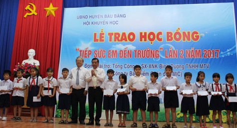 Bàu Bàng: Trao 250 suất học bổng “Tiếp sức đến trường”