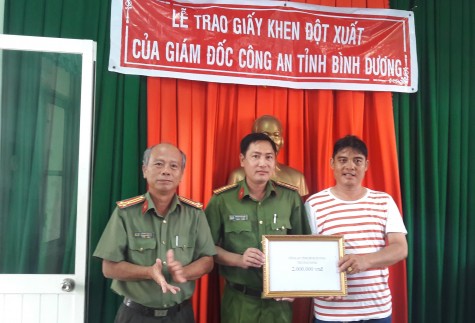 Khen thưởng “hiệp sĩ” bắt nghi phạm trộm ô tô