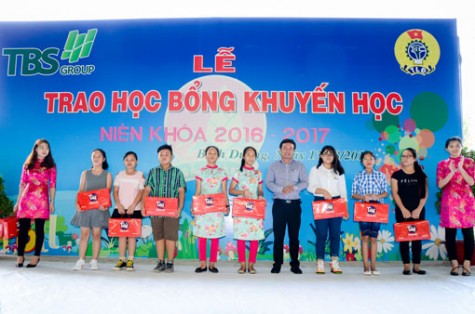 TBS Group trao học bổng khuyến học cho con em người lao động