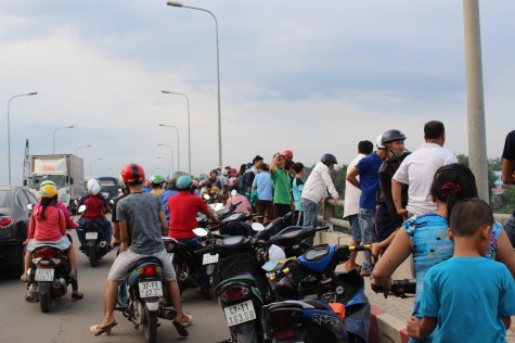 Nam thanh niên gieo mình xuống sông Sài Gòn trước mặt bạn gái