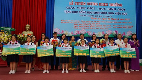 Tập đoàn Tân Hiệp Phát: Trao học bổng cho học sinh nghèo TX.Thuận An