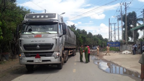 Nữ sinh đi xe đạp điện bị xe container cán tử vong