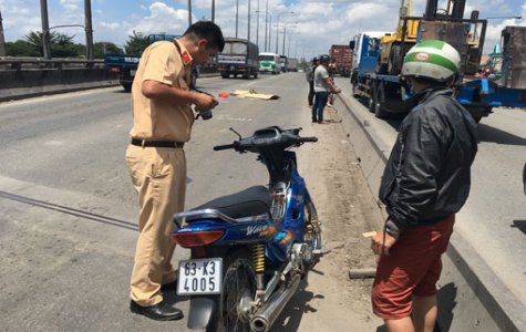 Chạy vào làn đường ôtô, nam thanh niên bị container cán chết!