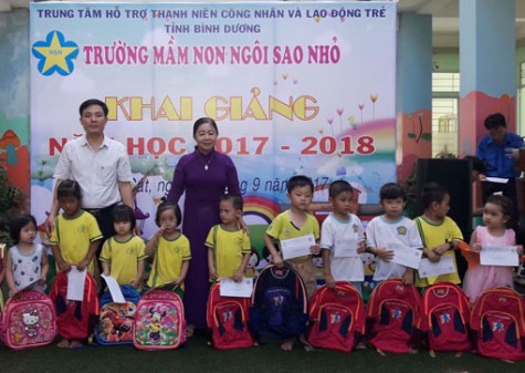 Trung tâm Hỗ trợ thanh niên công nhân và lao động trẻ tỉnh: Trao tặng 12 phần quà cho học sinh khó khăn