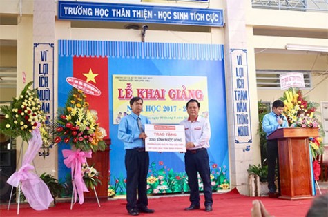 Honda An Thành tặng 12.000 bình nước uống cho học sinh