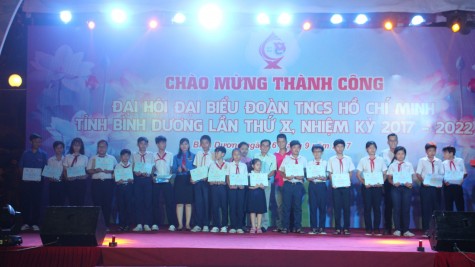 Ban Thường vụ Tỉnh đoàn: Trao 97 suất học bổng “Ươm mầm ước mơ - Vững bước tương lai” cho học sinh nghèo