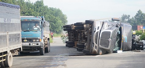 Xe đầu kéo lật khi qua vòng xoay, hàng chục tấn thép đỗ trên đường