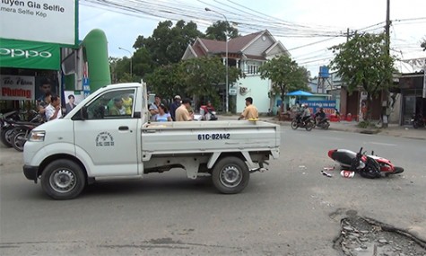 Tông vào đầu xe tải, nam thanh niên nguy kịch