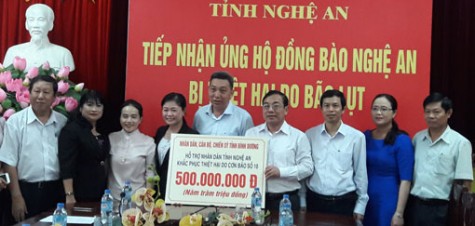 Trao tặng 500 triệu đồng cho người dân vùng bão lũ Nghệ An