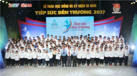 22 tân sinh viên Bình Dương nhận học bổng “Tiếp sức đến trường”