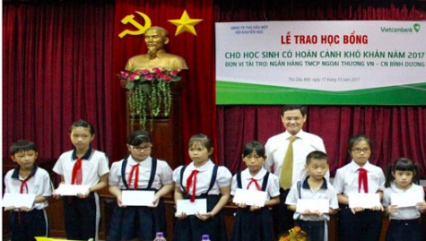 TP.Thủ Dầu Một: Trao học bổng cho học sinh có hoàn cảnh khó khăn