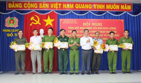 TX.Tân Uyên: Khen thưởng 10 tập thể và 11 cá nhân xuất sắc trong phong trào toàn dân tham gia PCCC năm 2017