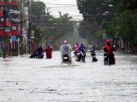 Bão 12 gây nhiều thiệt hại, hàng trăm người mắc kẹt ngoài biển chờ cứu