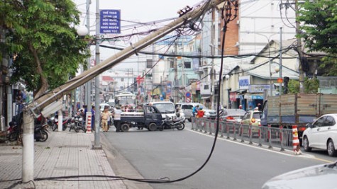 Xe cẩu làm đứt cáp điện, gây mất điện nhiều giờ