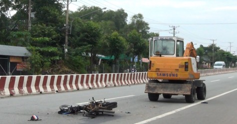 Tự tông vào xe đuôi xe múc, thiếu niên điều khiển xe máy nguy kịch tính mạng