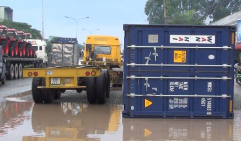 Cảnh báo tình trạng thùng container rơi xuống đường