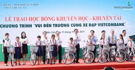 Vietcombank Bắc Bình Dương trao 100 xe đạp cho học sinh