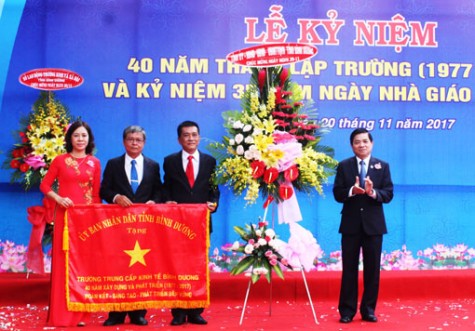 Trường Trung cấp kinh tế Bình Dương: Kỷ niệm 40 năm Ngày thành lập trường và đón nhận bức trướng của UBND tỉnh