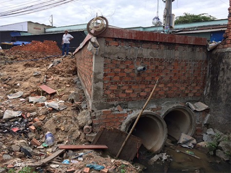 Một hộ dân kêu cứu vì bị bít lối vào nhà