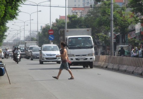 Từ ngày 1-1-2018 người đi bộ sai luật gây tai nạn sẽ bị phạt tù: Tuyên truyền nâng cao ý thức cho người dân