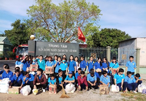 Đoàn trường Trung cấp Kỹ thuật và Nghiệp vụ công đoàn: Thăm, tặng quà tại Trung tâm Nuôi dưỡng người già tàn tật - cô đơn