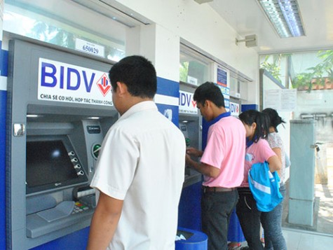 Gần tết, lại lo máy ATM “nghẽn”