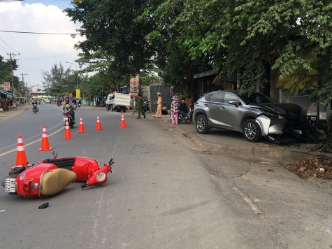 Ô tô tông vào sạp thịt ven đường, 3 người bị thương nặng