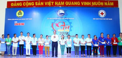 Chủ tịch nước Trần Đại Quang tặng quà cho công nhân lao động tỉnh Bình Dương