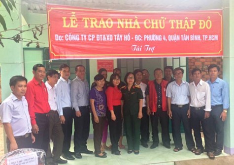 Trao tặng nhà chữ thập đỏ cho hộ khó khăn