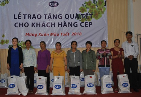 CEP - Chi nhánh TP.Thủ Dầu Một: Trao quà tết cho khách hàng khó khăn