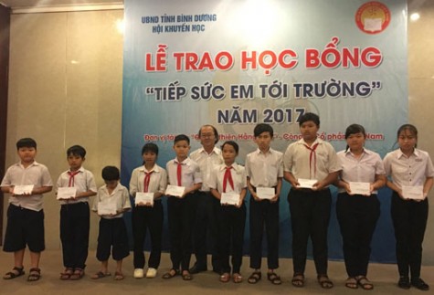 Trao 100 suất học bổng “tiếp sức em tới trường”