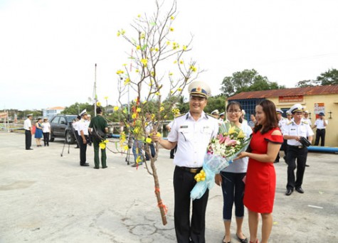 Vượt sóng lớn, mang xuân đến nhà giàn DK1