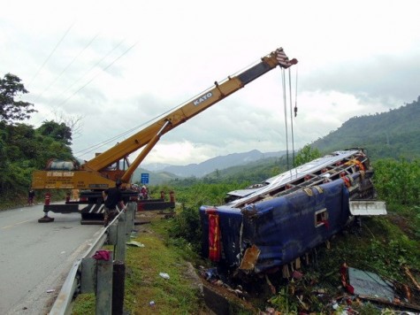 Lật xe khách tại đường tránh Nam Hải Vân, 13 người thương vong