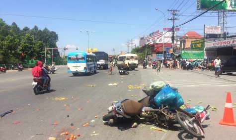 Xe khách tông hàng loạt phương tiện dừng chờ đèn đỏ, nhiều người nhập viện