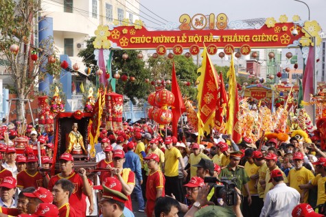 Hàng ngàn người tham gia lễ rước kiệu Bà Thiên Hậu Bình Dương