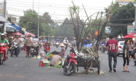 Nâng cao hiệu quả công tác giải tỏa chợ tự phát
Bài 1: Nhiều chợ tự phát trở thành “điểm nóng”