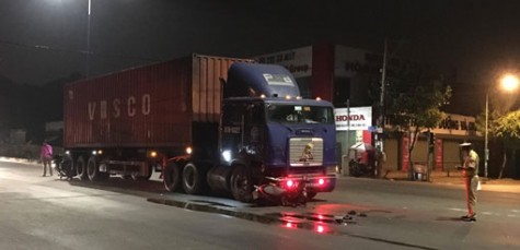 Xe máy tông xe container, hai thanh niên nguy kịch