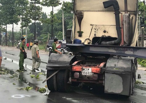 Xe container mất lái tông hàng loạt cây xanh, tài xế chết tại chỗ