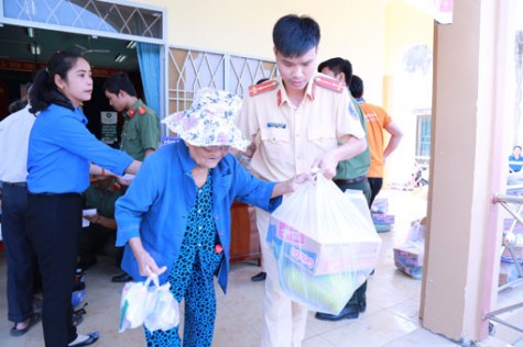 Đoàn thanh niên Công an tỉnh: Khám bệnh, cấp phát thuốc miễn phí