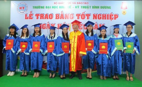 313 tân cử nhân nhận bằng tốt nghiệp đại học, cao đẳng