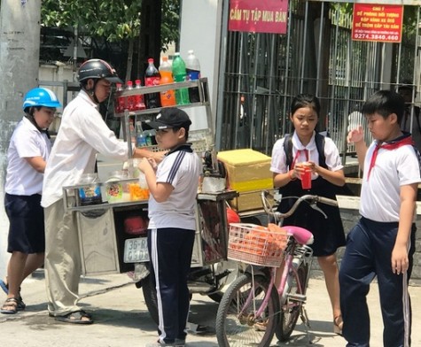 Nỗi lo an toàn thực phẩm trước cổng trường