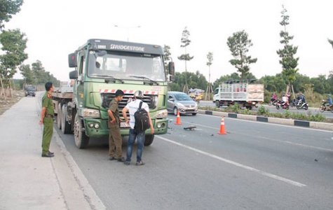 Lao xe vào đuôi xe container đậu bên đường, một thanh niên nguy kịch