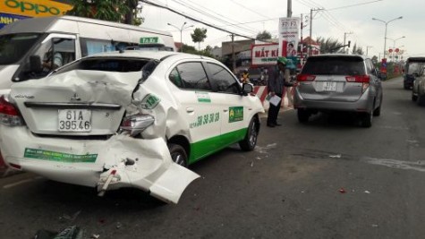 Tông xe liên hoàn khi dừng chờ đèn đỏ