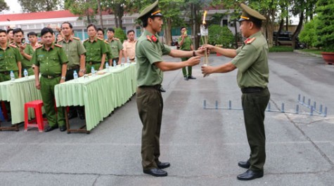 Hướng đến kỷ niệm 70 năm ngày Bác Hồ ra lời kêu gọi thi đua Ái Quốc:
Công an huyện Dầu Tiếng tổ chức lễ rước đuốc truyền thống