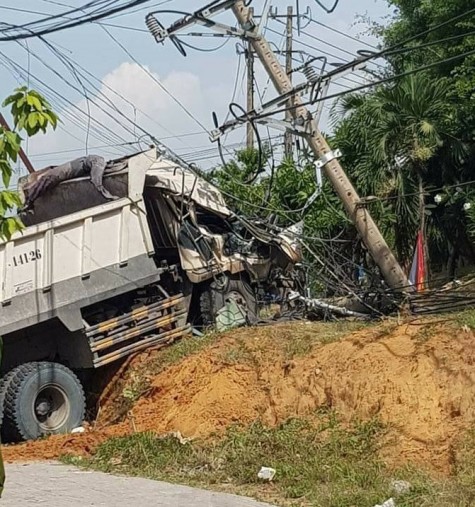 Xe ben mất lái tông cột điện trung thế gây mất điện nhiều giờ